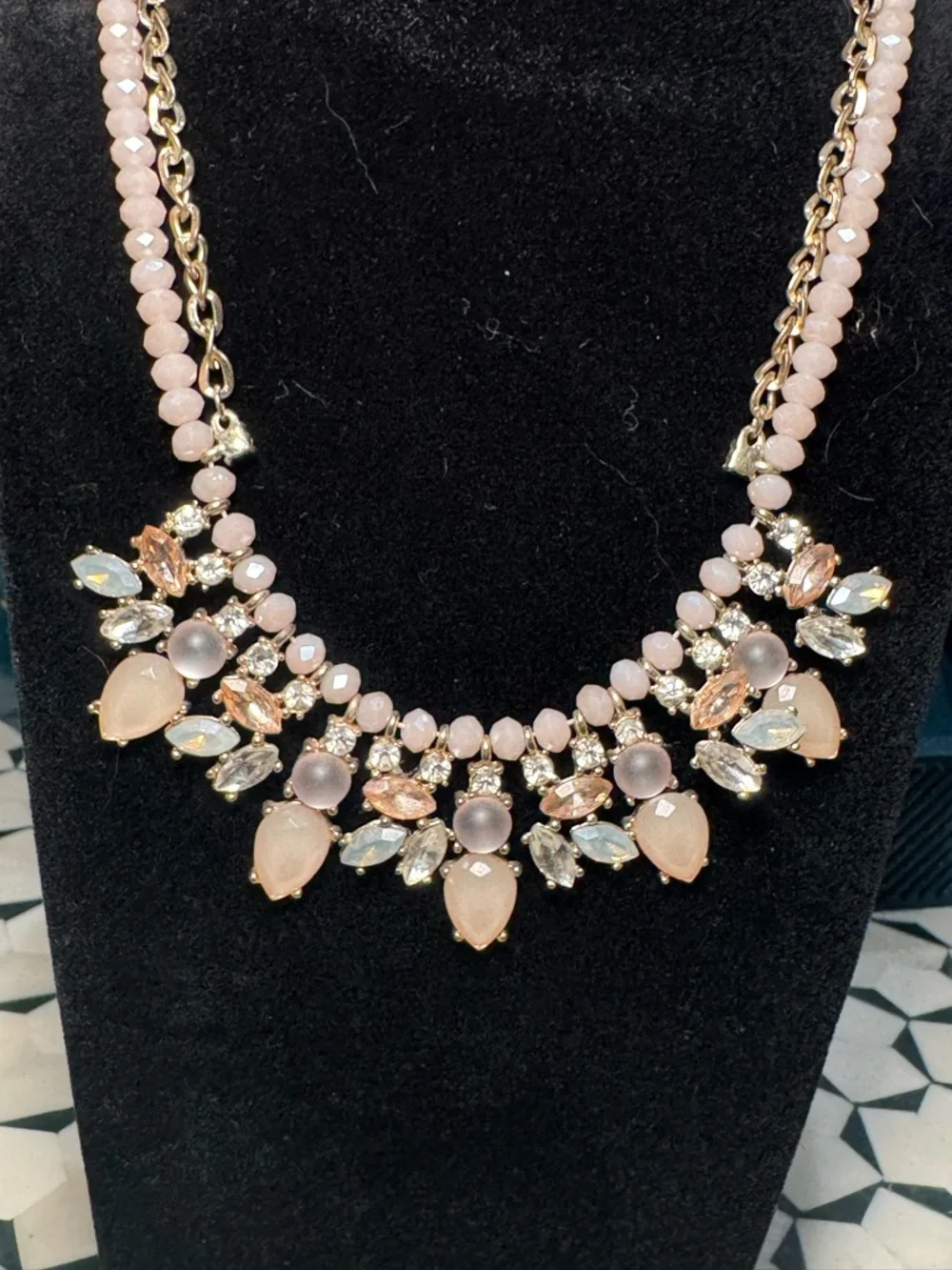 🩰🪩 Elegant‎ Pink Statement Necklace with Gold Accents 🪩🩰